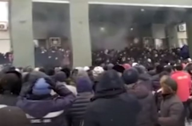 VIDEO La Almatî se aud focuri de armă. Poliția din Kazahstan anunță „eliminarea” a zeci de protestatari 