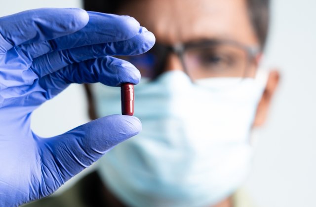 Vin medicamente noi pentru bolnavii de COVID-19. Molupiravir şi Paxlovid nu se vor găsi &icirc;n farmacii 