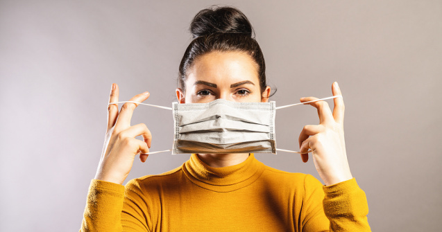 Un tânăr român de 19 ani din Italia a inventat o mască de protecție inteligentă