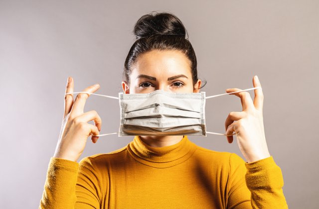 Un t&acirc;năr rom&acirc;n de 19 ani din Italia a inventat o mască de protecție inteligentă. Cum funcționează aceasta