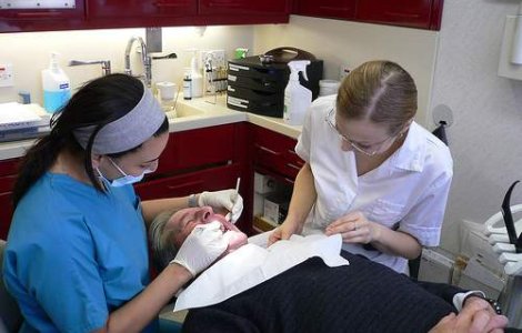 S-a inventat gelul care regenereaza dintii afectati de carii