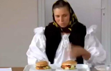  Video  Ce reactii au oamenii cand mananca prima oara burgeri