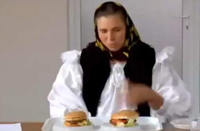 [VIDEO] Ce reactii au oamenii cand mananca prima oara burgeri