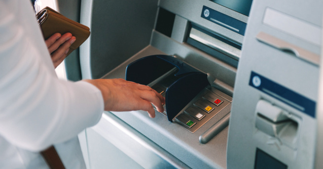 Un elev din Satu Mare a găsit o mie de lei la un bancomat. Ce a făcut cu banii