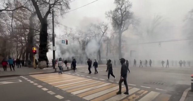 Președintele Kazahstanului a ordonat să se tragă în oameni pentru a opri revolta