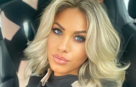 Ce probleme are Amna, după concertul susținut de Revelion! Artista s-a confesat abia acum: „Am stat la poze cu 200 de oameni”