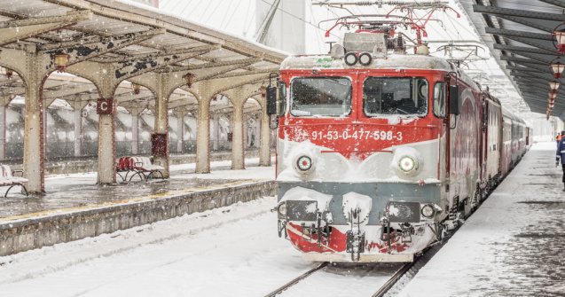 Trenurile CFR circulă cu întârziere din cauza condițiilor meteo din vestul țării