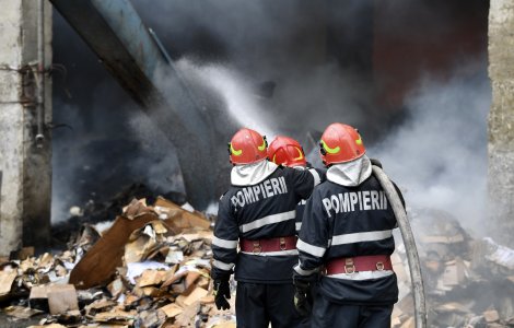 Incendiu la o clădire dezafectată din Slatina; au fost avariate 9 mașini parcate în apropiere