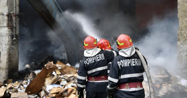 Incendiu la o clădire dezafectată din Slatina; au fost avariate 9 mașini parcate în apropiere