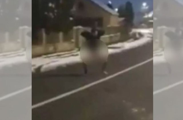 Accident cu final neașteptat &icirc;n Cluj. Un șofer s-a dezbrăcat &icirc;n fața pompierilor și a &icirc;nceput să fugă pe jumătate gol, după ce a făcut praf o casă 