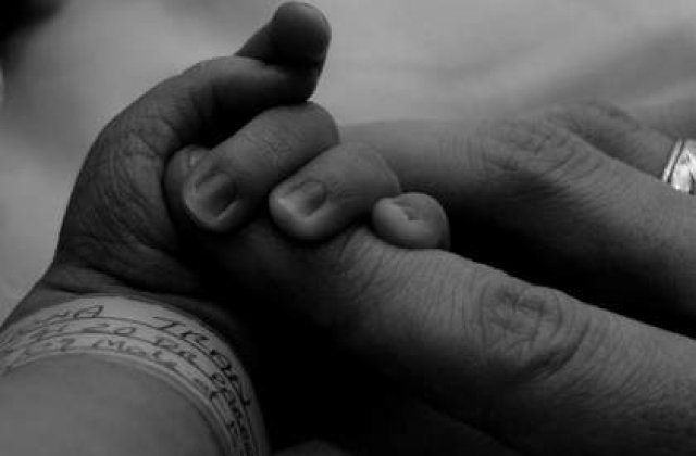 Nou-nascut, ars in sectia Neonatologie a Spitalului Campulung