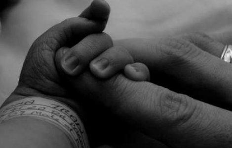 Nou-nascut, ars in sectia Neonatologie a Spitalului Campulung
