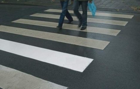 O femeie, lovita pe trecea de pietoni de o masina a Jandarmeriei