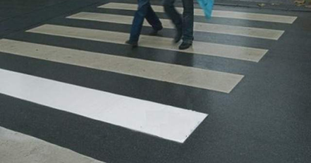 O femeie, lovita pe trecea de pietoni de o masina a Jandarmeriei