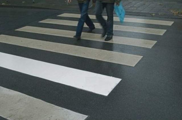 O femeie, lovita pe trecerea de pietoni de o masina a Jandarmeriei