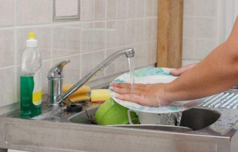 STUDIU: Cat timp petrec pe zi romanii pentru activitatile casnice