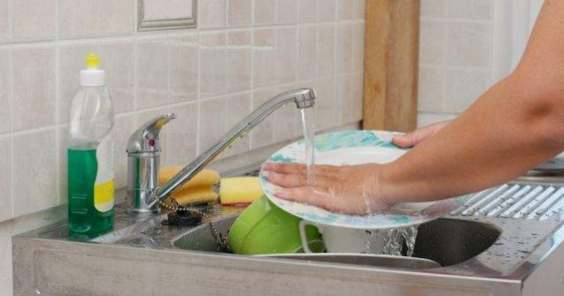 STUDIU: Cat timp petrec pe zi romanii pentru activitatile casnice