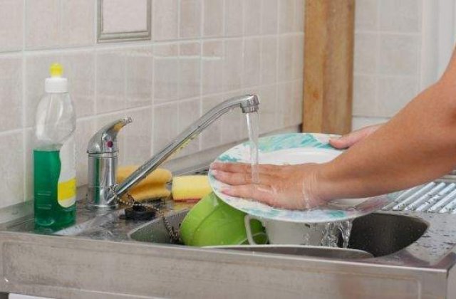 STUDIU: Cat timp petrec pe zi romanii pentru activitatile casnice