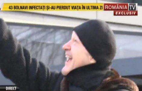 Un bărbat s-a căţărat pe un stâlp de electricitate, în fața casei lui Gigi Becali. Patronul FCSB: I-am dat bani, acum vrea casă