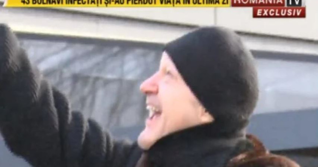 Un bărbat s-a căţărat pe un stâlp de electricitate, în fața casei lui Gigi Becali. Patronul FCSB: I-am dat bani, acum vrea casă