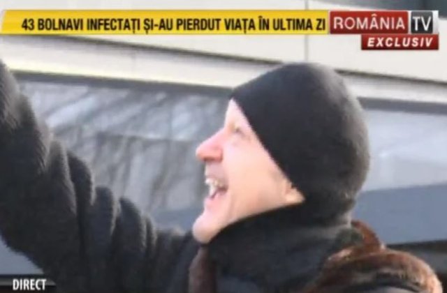 Un bărbat s-a căţărat pe un stâlp de electricitate, în fața casei lui Gigi Becali. Patronul FCSB: I-am dat bani, acum vrea casă  