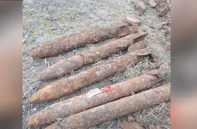 VIDEO Mai multe bombe de război au fost găsite într-un sat din Iași. Locuitorii au fost evacuați