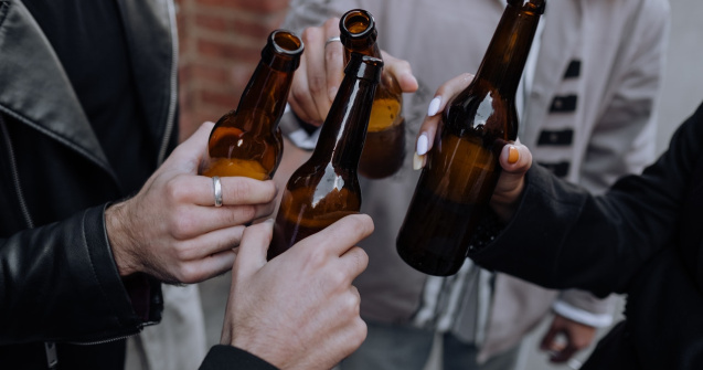 Șase elevi din Argeș au venit în stare de ebrietate la ore. Ce pedeapsă riscă