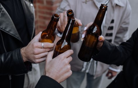 Șase elevi din Argeș au venit în stare de ebrietate la ore. Ce pedeapsă riscă