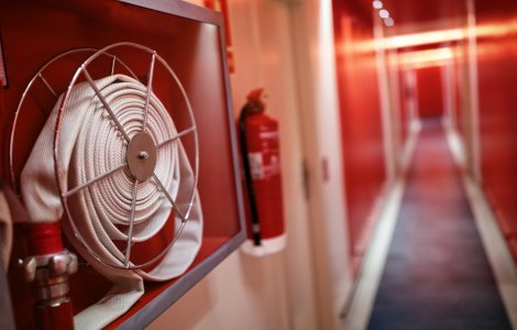 VIDEO Incendiu la un hotel din Brașov. Aproximativ 30 de persoane s-au autoevacuat