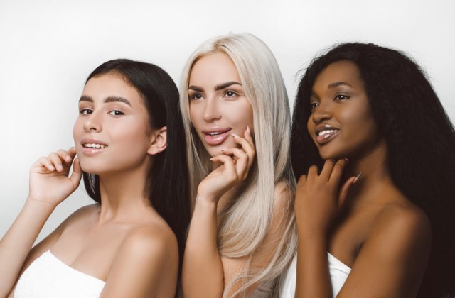 8 oameni deosebiți cu o culoare unică a pielii