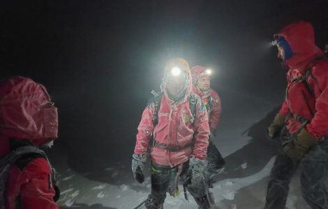 O femeie și un bărbat, surprinși de o avalanșă în Munții Făgăraș. Victimele au fost recuperate după 17 ore de salvamontiști