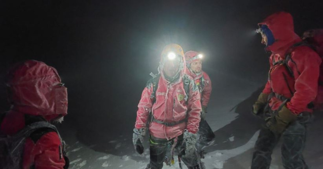 O femeie și un bărbat, surprinși de o avalanșă în Munții Făgăraș. Victimele au fost recuperate după 17 ore de salvamontiști