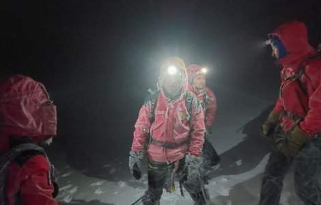 O femeie și un bărbat, surprinși de o avalanșă în Munții Făgăraș. Victimele au fost recuperate după 17 ore de salvamontiști