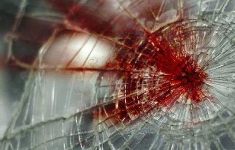 Un autocar inmatriculat in Romania a cazut intr-un canal adanc de 10 m