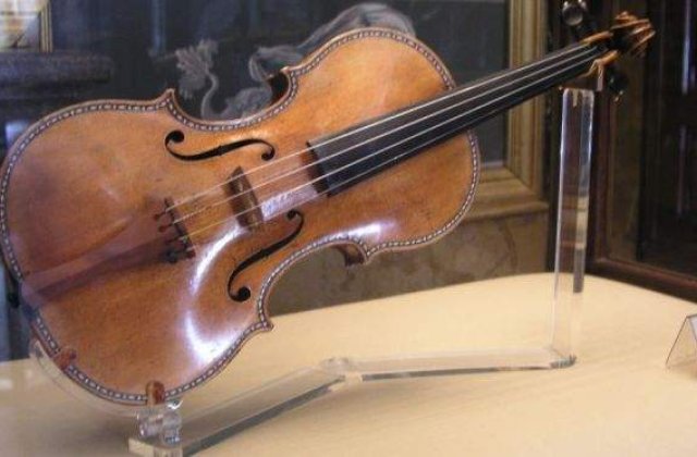 Cei doi barbati care au furat vioara Stradivarius, pusi sub acuzare
