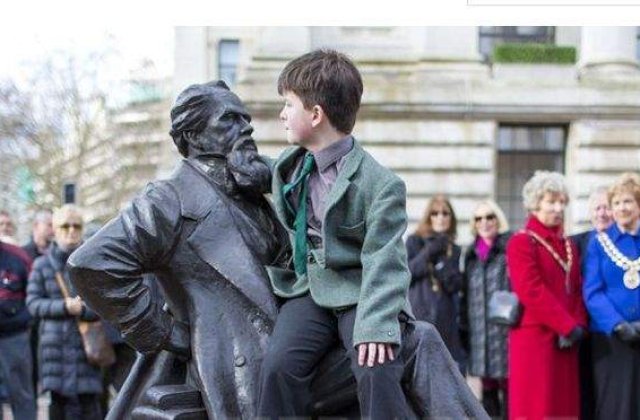 Statuie a lui Charles Dickens, dezvelita in Marea Britanie la 202 ani de la nasterea lui