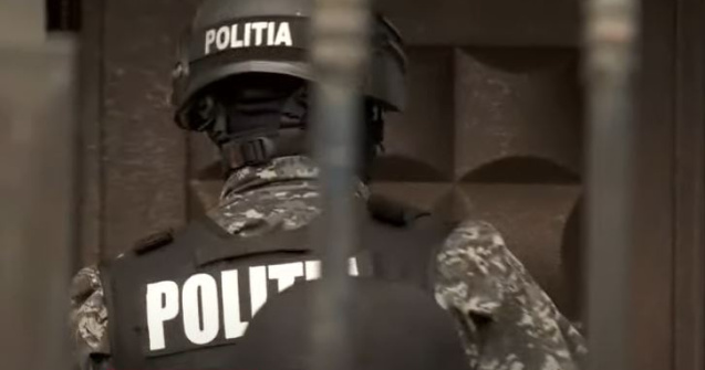 Jaf ca-n filme: Hoți deghizați în polițiști au păcălit o familie și au fugit cu 20.000 de euro. Autorii sunt încă liberi