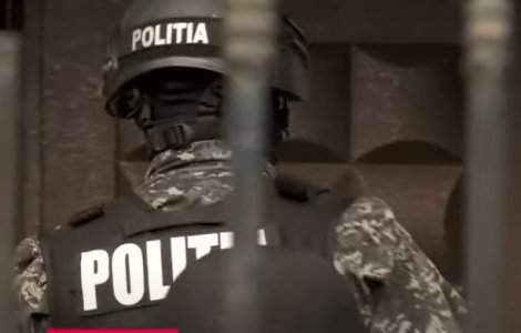 Jaf ca-n filme: Hoți deghizați în polițiști au păcălit o familie și au fugit cu 20.000 de euro. Autorii sunt încă liberi