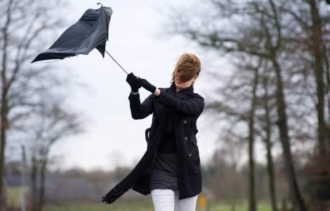 ANM: Cod galben de intensificări susţinute ale vântului în 20 de județe