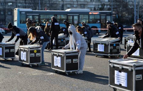Lucrătorii din industria spectacolelor protestează în Piața Victoriei