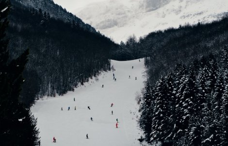 O fetiță de 5 ani a murit accidentată pe o pârtie din Munții Alpi