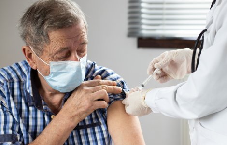 Vaccinarea obligatorie anti-COVID-19 pentru persoanele de peste 60 de ani intră în vigoare în Grecia de azi