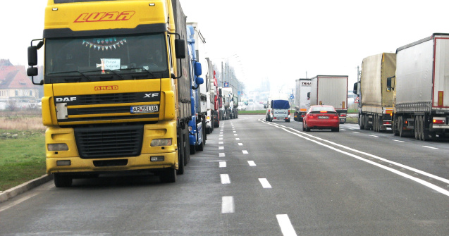 Coloană de camioane de cel puțin cinci kilometri pe autostrada A1, înainte de PTF Nădlac II