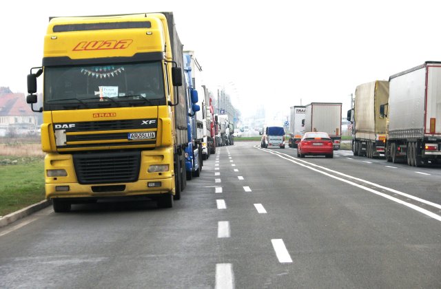 Coloană de camioane de cel puțin cinci kilometri pe autostrada A1, înainte de PTF Nădlac II