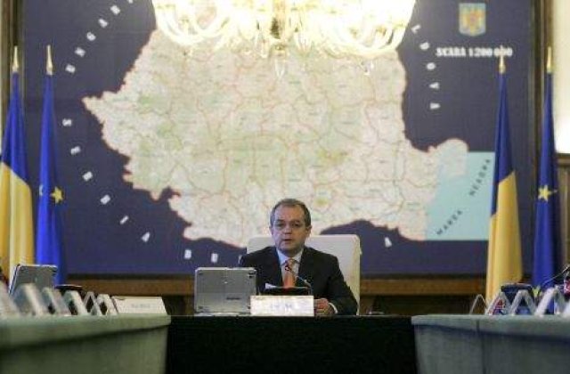 Boc, atacat cu oua si rosii