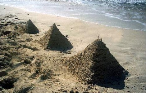 Sarutul in masina, hranirea pisicilor pe strada si castelele de nisip, interzise