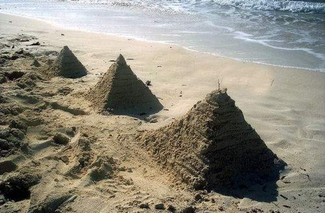 Sarutul in masina, hranirea pisicilor pe strada si castelele de nisip, interzise