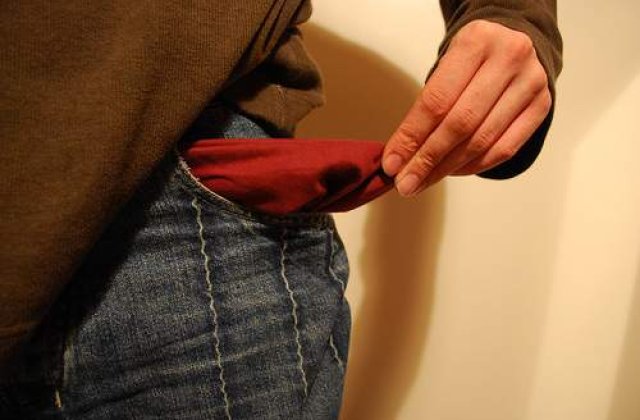 Sase din zece romani raman fara bani de la o luna la alta