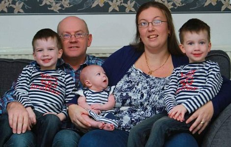  Foto  Povestea speciala a tripletilor, nascuti la cinci ani distanta