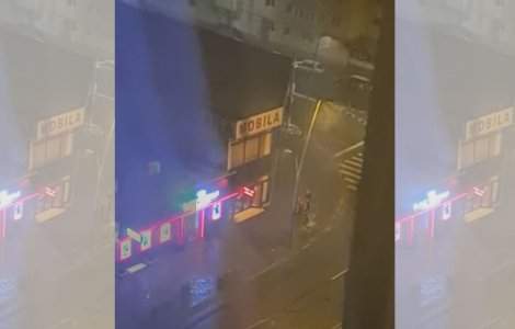 Scene scandaloase la Bacău. Bebeluș împins de viscol în stradă, după ce tatăl a intrat să joace la păcănele